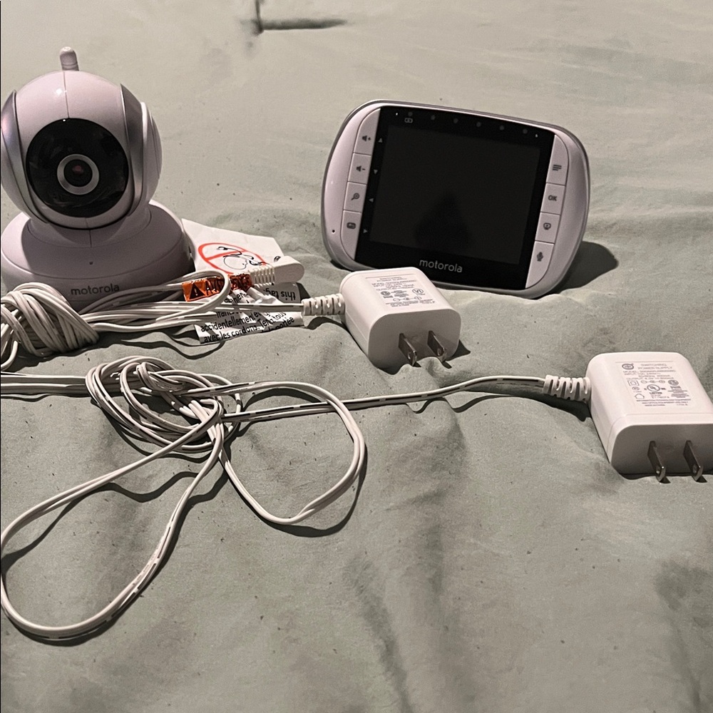 Baby Monitor Set;Motorola White and Black, No Internet Needed